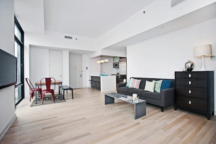 grå soffa och soffbord i betongeffekt, vardagsrum deco öppet för grått och vitt kök och matsal med industriella stolar och bord