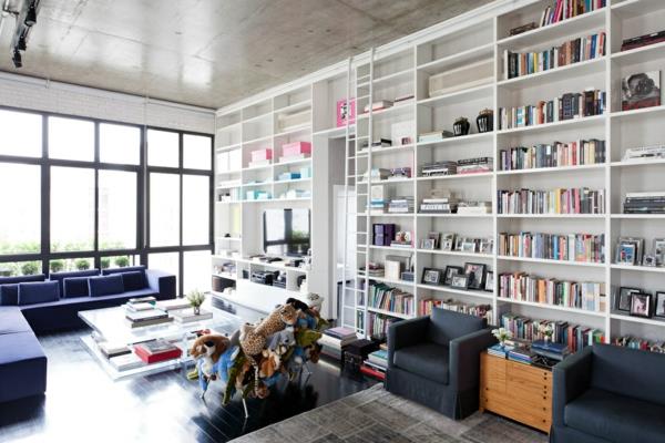 loft-anda-ett-fantastiskt-vitt-bibliotek-i-ett-ljust-loft-sprit-rum