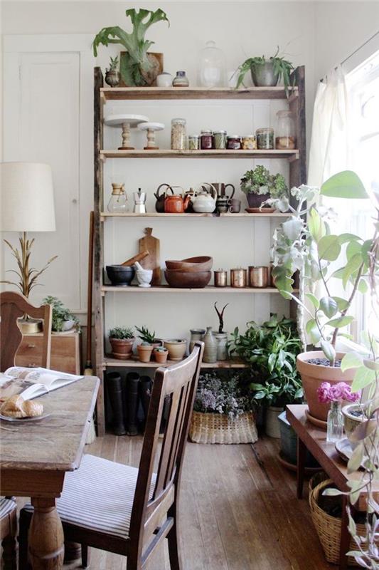 Jedáleň jednoducho zariadená v rustikálnom štýle, drevená polica, stôl a stoličky do jedálne, zelené rastliny