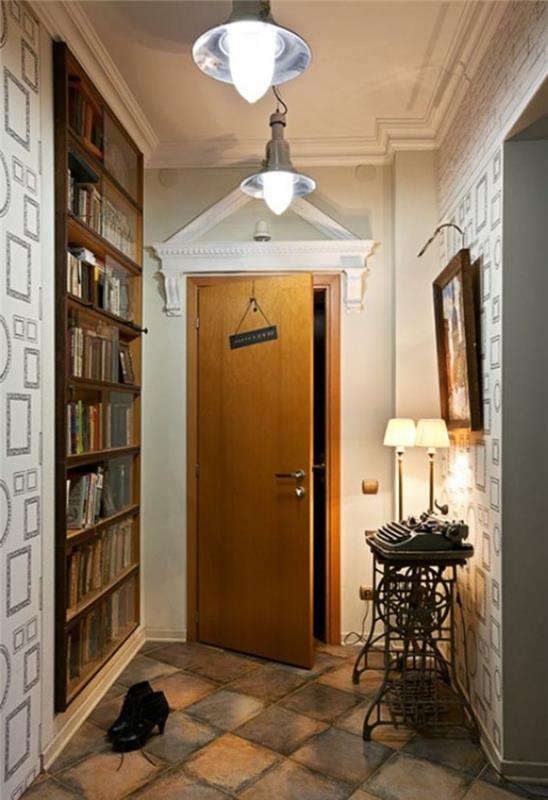 Bokhylla i hallen i väggen, öppna hyllor med böcker, liten hall som dekorerar idé, dekorativ fotomålning