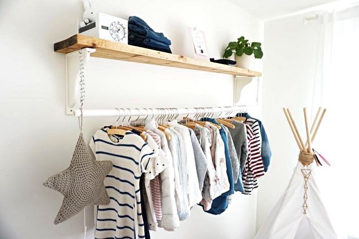 hur man gör ett minimalistiskt omklädningsrum i ett barns rum, garderobstång fixerad under en trähylla