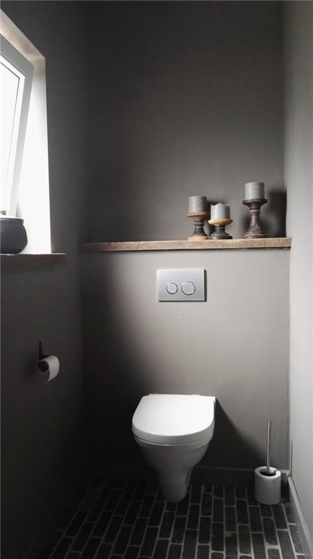 moderný trendový nápad na farbu toalety, usporiadanie WC v sivej stene s antracitovo sivou dlažbou