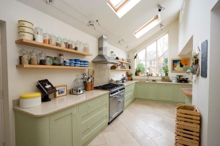 مثال على كيفية ترتيب المطبخ تحت منحدر على شكل حرف L ، ديكور مطبخ بأثاث باللون الأخضر اللوز ورف خشبي