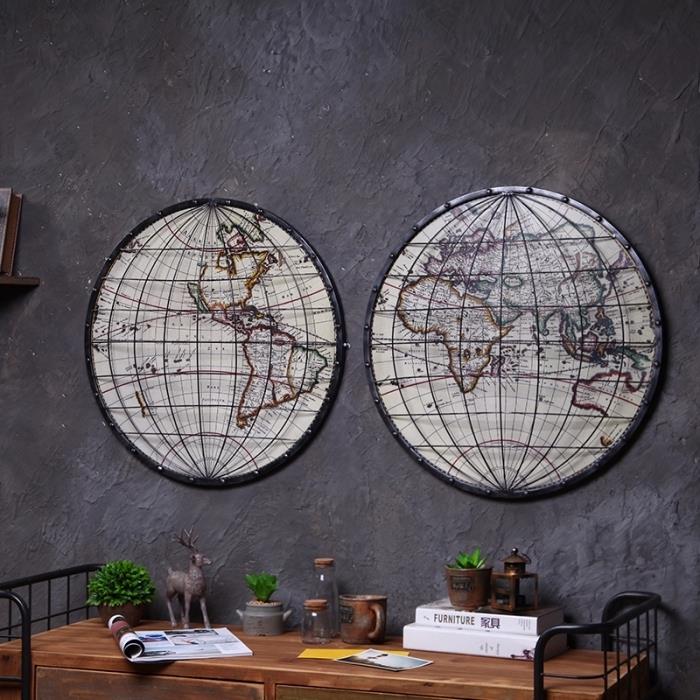exempel på en deco -världskarta med mörka väggar med skåp i råbrunt trä och svart metall