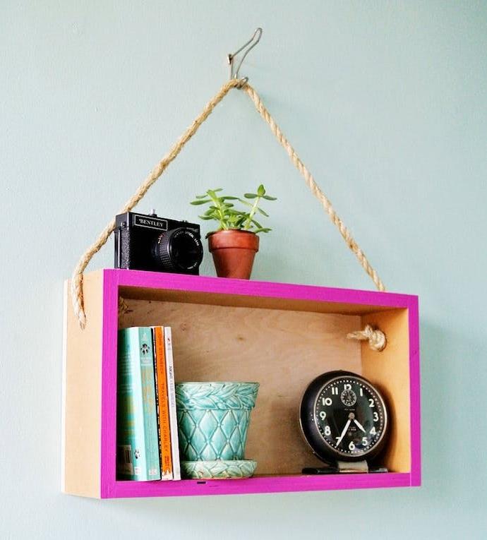 Cgatte de voir hylla med en färgad kant, hängande från ett rep, DIY förvaring för dekorativa tillbehör, böcker, kamera, väckarklocka, blomkrukor
