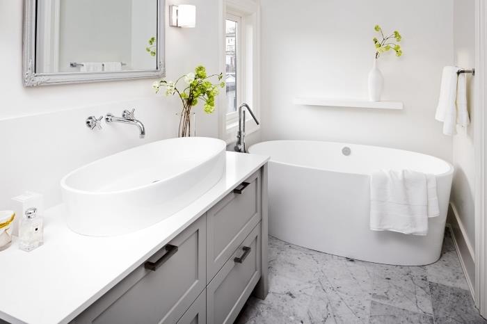 snygg designidé för ett 3m2 badrum med svartvit vit design, platsbesparande förvaringsmodell med vägghylla