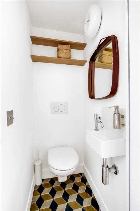 usporiadanie toalety so skladovaním na stene vo forme drevenej police, nápad na výzdobu toalety s bielymi stenami s drevenými predmetmi