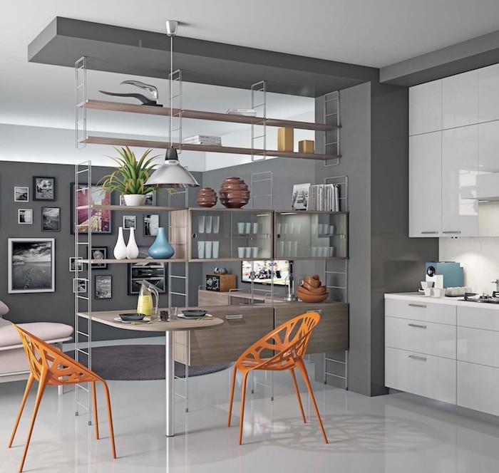 model políc s úložným priestorom na oddelenú kuchyňu a obývaciu izbu