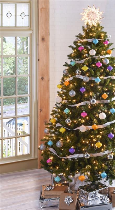 vilket dekorationstema för en original julgran, naturlig julgransbild dekorerad med silverband och bollar i olika färger