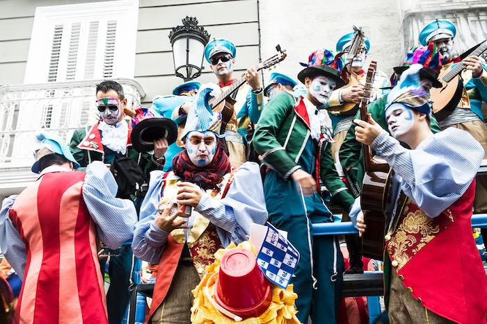 Gruppkarnevaldräkt, mask för byte av roller, trubadurdräkt, musiker med sina instrument