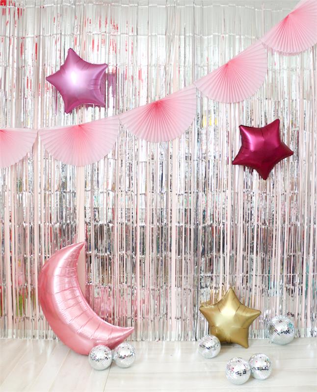 gardin med silverfransar för att dekorera en vägg med krans av rosa fläktar, måne- och stjärnformade ballonger, fasetterade bollar