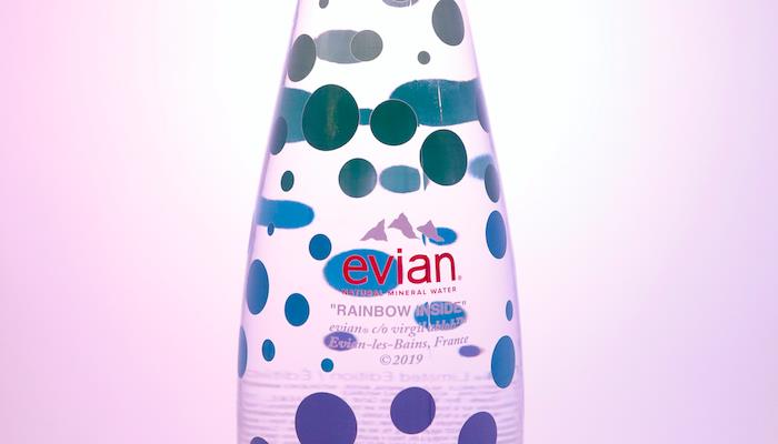 Evian konsoliderar sitt partnerskap med sin kreativa chef med ankomsten av en ny serie med 3.0 -flaskor med begränsad upplaga