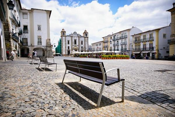 evora-city-center-in-portugal-sit-at-the-central-place-bench