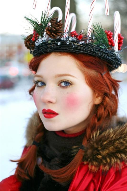 مكياج يشبه الدمية ، مع أحمر شفاه أحمر ساطع ، وأحمر خدود وردي مكثف ، وأفكار لمكياج الكريسماس ، ترتديه امرأة شابة ذات شعر أحمر ، مع إكليل عيد الميلاد على رأسها