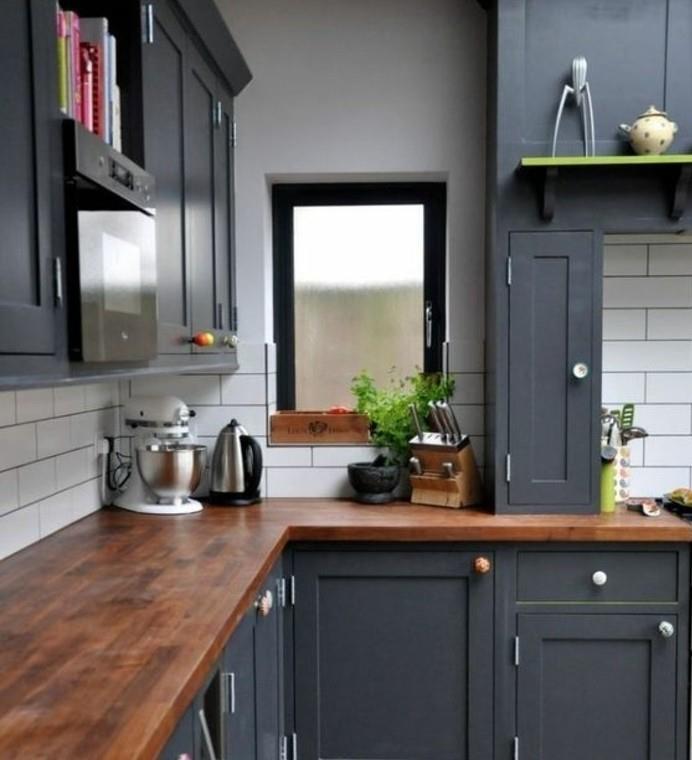 vynikajúci-príklad-antracitová-šedá-kuchyňa-biela-stena-farba-a-drevo-práca-top-vznešená kuchyňa