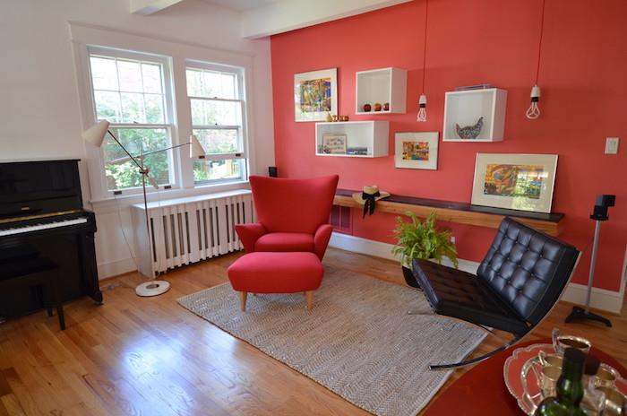 vinobranie, dekorácia obývačky, kreslá 60. rokov a nástenná maľba v koralovej farbe