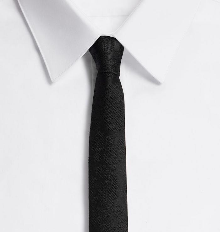 bild av svart smal slank slips på vit skjorta med enkelt rosettexempel