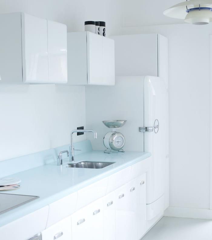 vitt utrustat kök, vintagestil, bänkskiva i blått, kylskåp och vintageköksskåp