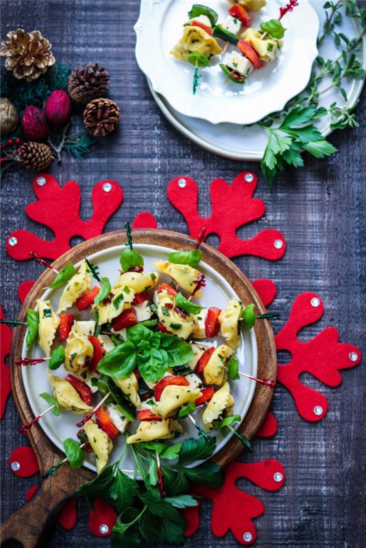 Vianočný aperitív špíz s tortellini, zeleninou, bazalkou, mozzarellou, ľahký a rýchly recept na aperitív