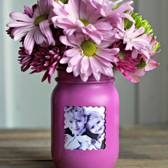 váza vyrobená vo fialovom kvetináči s fotografiou dieťaťa a kyticou ružových a fialových kvetov, darček ku dňu matiek