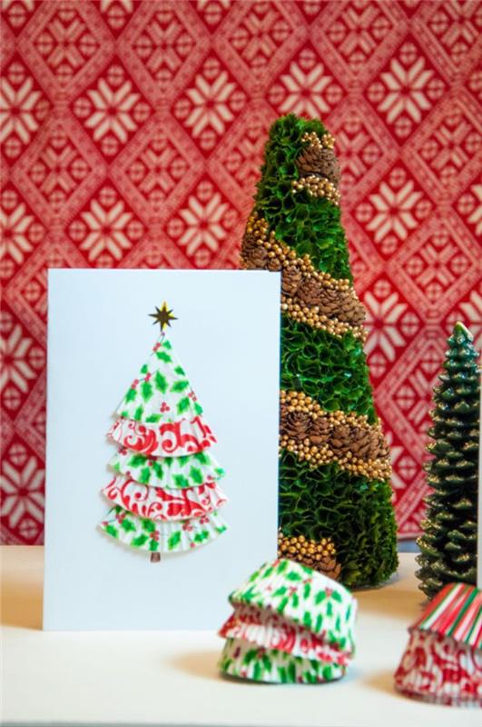 مثال على بطاقة عيد الميلاد DIY مع شجرة عيد الميلاد وصناديق الكعك الملصقة على قطعة من الورق الأبيض