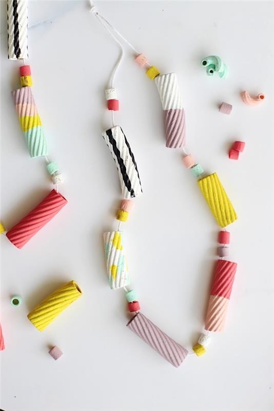 exempel på ett diy halsband för mors dag DIY tillbehör i färgglad pasta kreativ aktivitet för barn