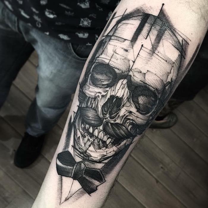 skalle skelett av man med fluga och mustasch tatuerad på armen på en man