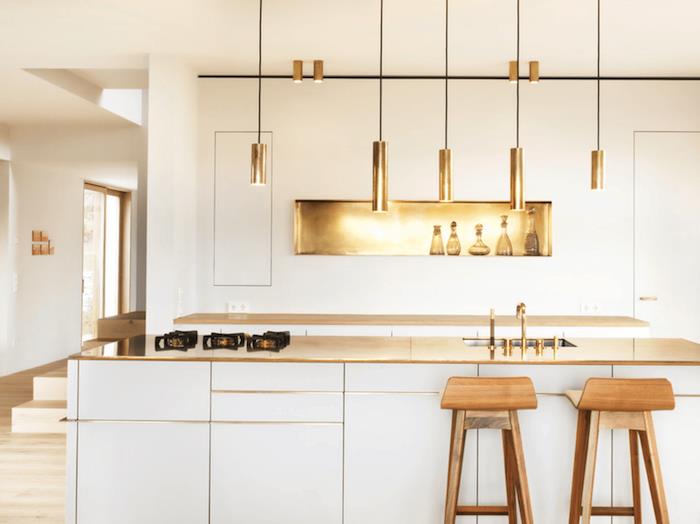 inredda kök, trä och vitt köksmodell, med inbyggt förvaring i en gyllene vägg och guldhäng, träpallar