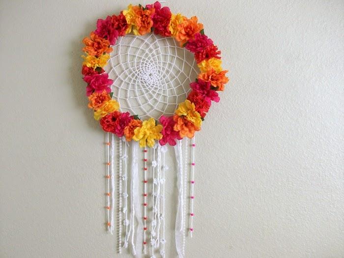 dekorácia kvetinovej steny, vyrobte si lapač snov vo venci z farebných kvetov s bielou sieťou a kúskami vlny a farebných korálikov