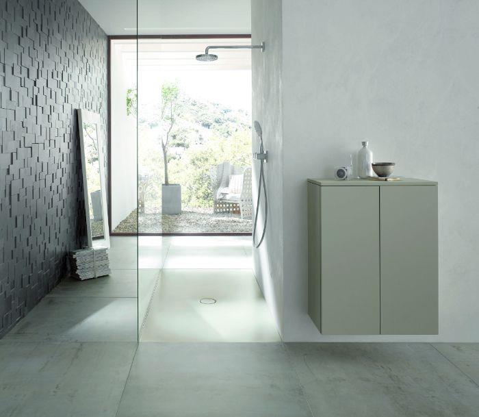 sivá a biela kúpeľňa s reliéfnou stenou, minimalistické nápady na výzdobu kúpeľne s veľkým sprchovacím kútom