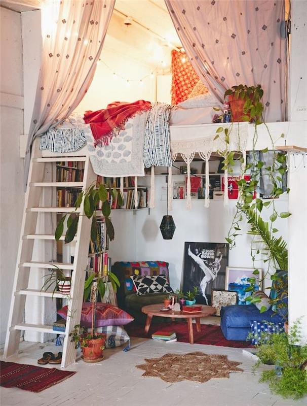 litet rymdarrangemang i en bohemisk chic hippie deco -stil, med hög loftsäng med trappor och vardagsrumsdel med fåtölj, pall och bord nedanför