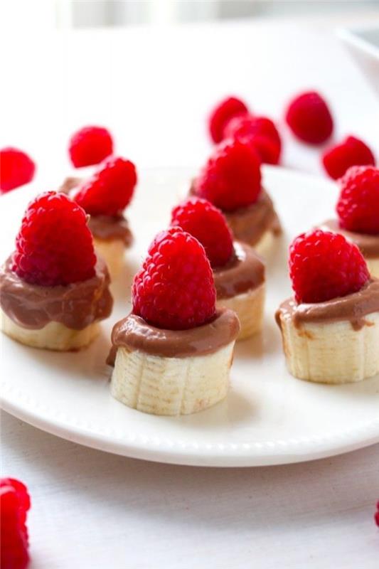 banan stockar med choklad och hallon toppning, lätt frukt dessert idé