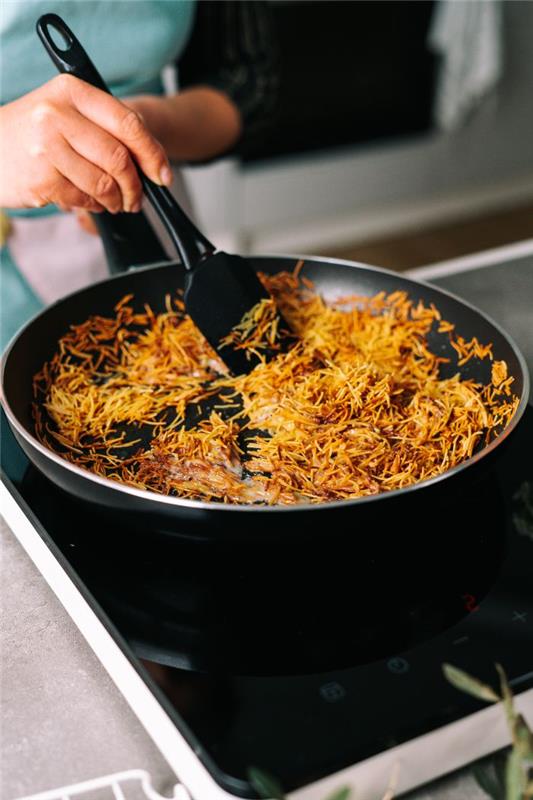 häll den kondenserade mjölken i vermicelli och rör om, idé hur man gör en original påskdessert enkel och snabb