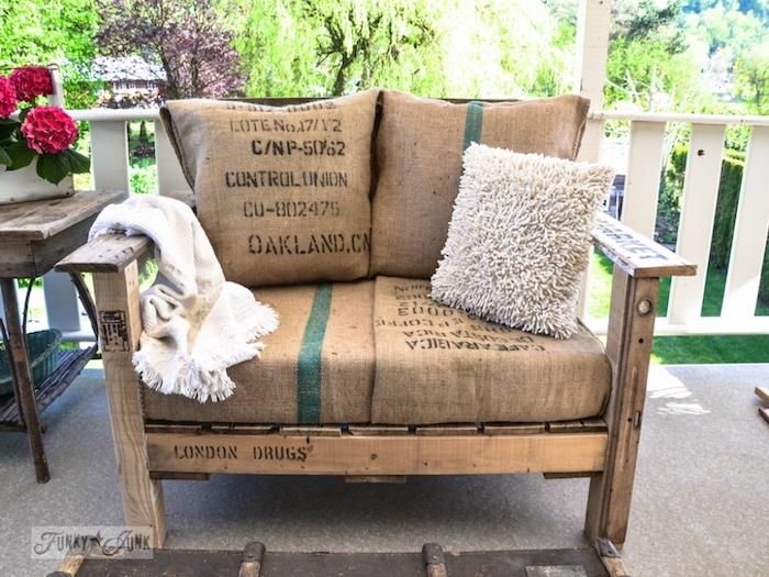 model paletovej lavičky pre váš záhradný nábytok so sedacími vankúšmi potiahnutými pytlom