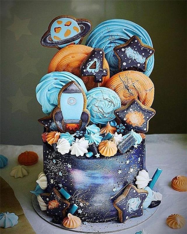 ukážková narodeninová torta pre 4 -ročného chlapca, galaxická torta zdobená sušienkami, pusinkami a inými cukríkmi s galaxiou, kozmický vzor