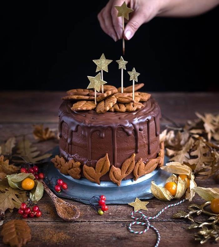 hemlagad julkaka med pepparkakor och choklad och dekoration av ingefärakakor och mjölkchokladglasyr