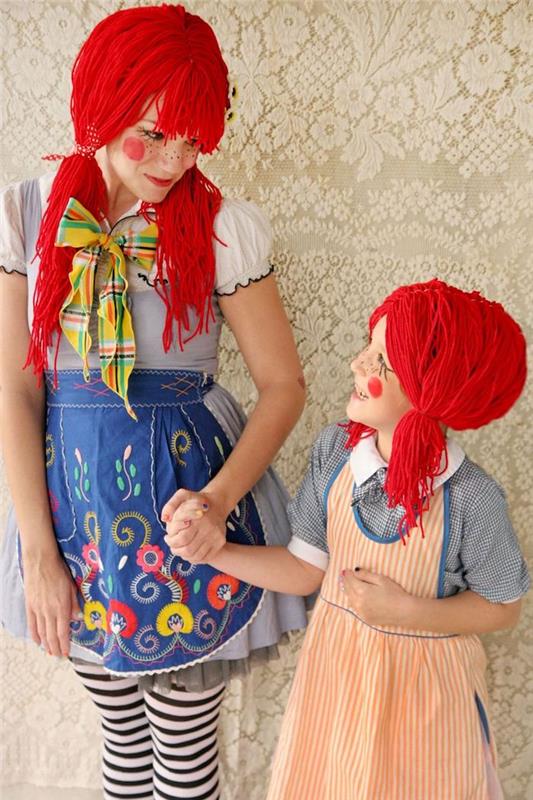 نموذج لزي الهالوين امرأة fifi longstocking ، شعر مستعار أحمر في خيط صوفي ، فستان أزرق مع تي شيرت أبيض ، مئزر أزرق مع أنماط زهرية ، لباس ضيق أبيض وأسود