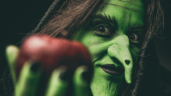 den gröna häxan, halloween grön ansiktsfärgning, konstgjord lång näsa, rött läppstift, halloween häxa