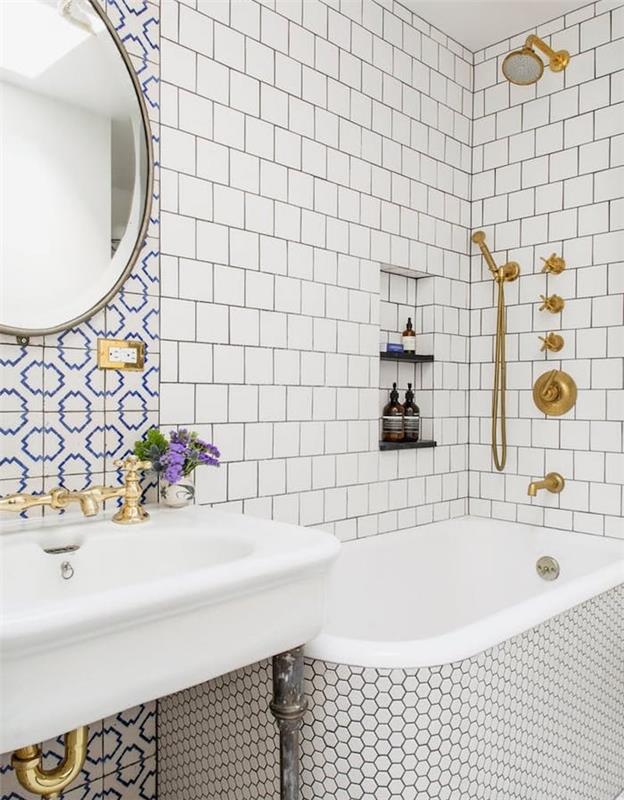 zriadiť malú kúpeľňu s bielou obkladanou stenou, zlatým kovaním, okrúhlym zrkadlom, bielym umývadlom