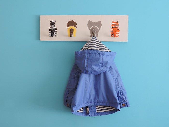 رف معطف حائط أصلي لغرفة النوم لوح خشبي بزخارف حيوانات برية وجدار أزرق وسترة أطفال
