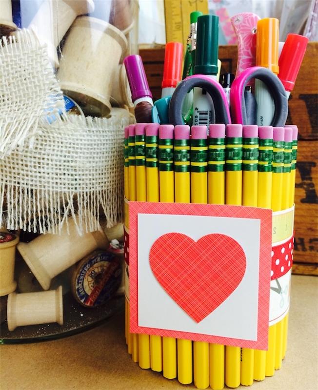diy držiak na ceruzky zlepený dohromady na uloženie kancelárskych potrieb, darček na koniec roka pre učiteľa