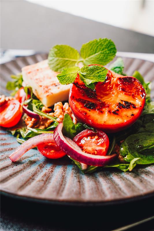 príklad vynikajúceho miešaného šalátu so špenátovou rukolou broskyne, červená cibuľa, vlašské orechy a halloumi originálny nápad na šalát