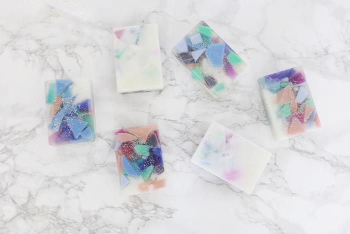 transparentné diy mydlo s farebnými geometrickými kúskami mydla, vyrobte si originálne mydlo