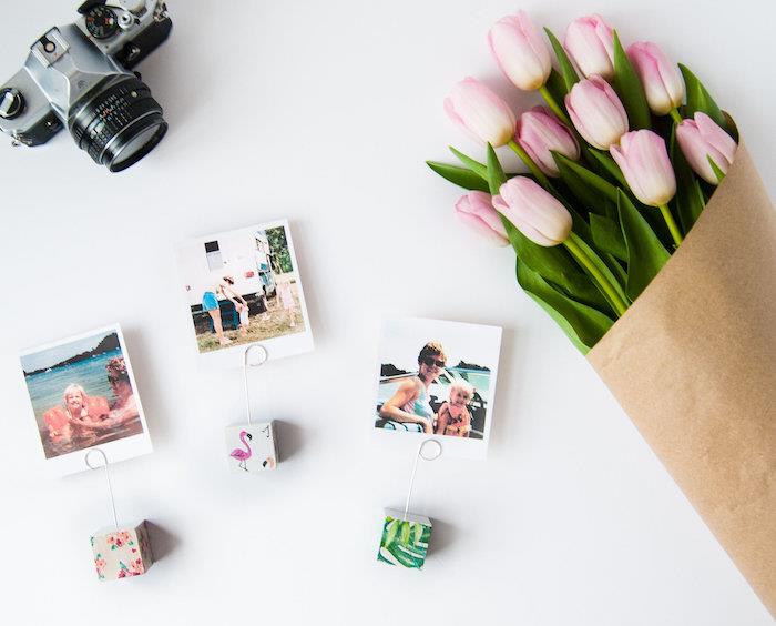 originálny nápad na darček ku dňu matiek, farebné vzorované kocky s drôtikom ako vešiak na fotografiu, držiak na fotografiu pre domácich majstrov
