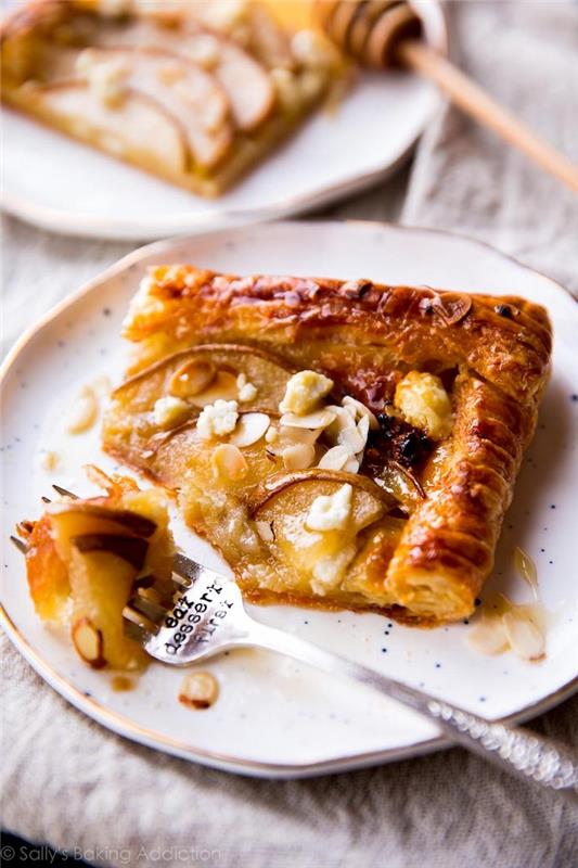 exempel på en enkel pärnemandeltårta i smördeg exempel på en enkel dessert med säsongens frukter