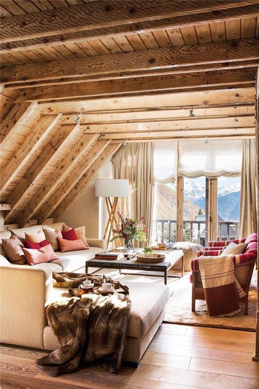 príklad dekorácie horskej chaty so svetlo šedou pohovkou, mäkký koberec, zviera kárované steny zo surového dreva, rustikálne drevené parkety