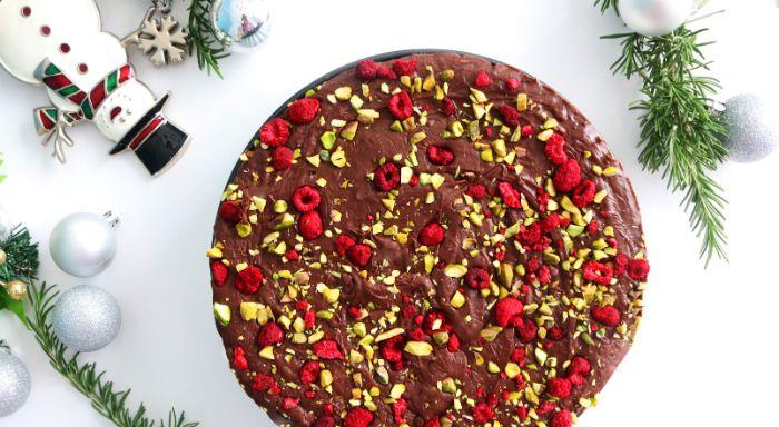 príklad vianočný dezert domáca čokoláda fondán pistácie sušené maliny ľahký originálny nápad na vianočný koláč