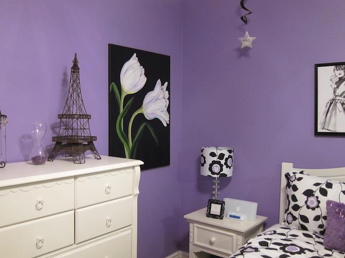 fotka spálne vo fialovej farbe, miestnosť na maľovanie vo fialovej farbe levandule