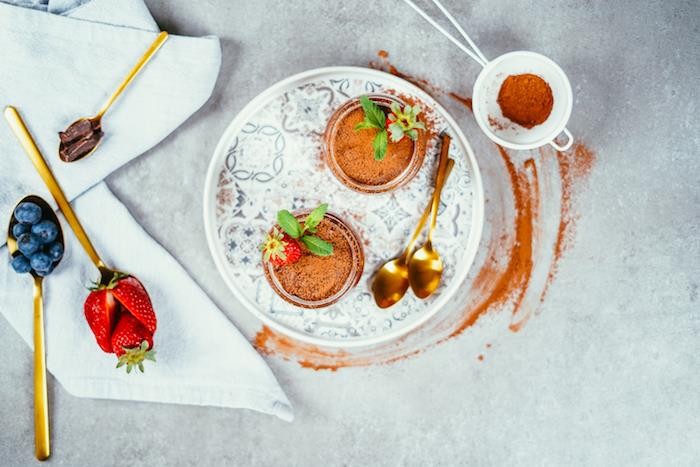 enkel dessert att ta emot, exempel på hemlagad chokladmousse med aquafaba för din veganska meny