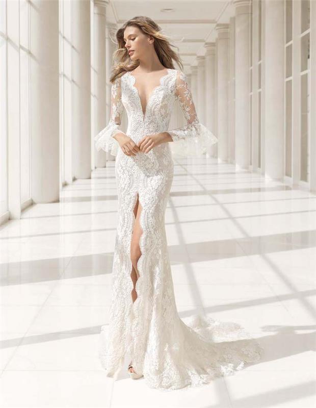 elegantné čipkované svadobné šaty s priehľadnými rukávmi s vyšívanými kvetmi a predným rozparkom]